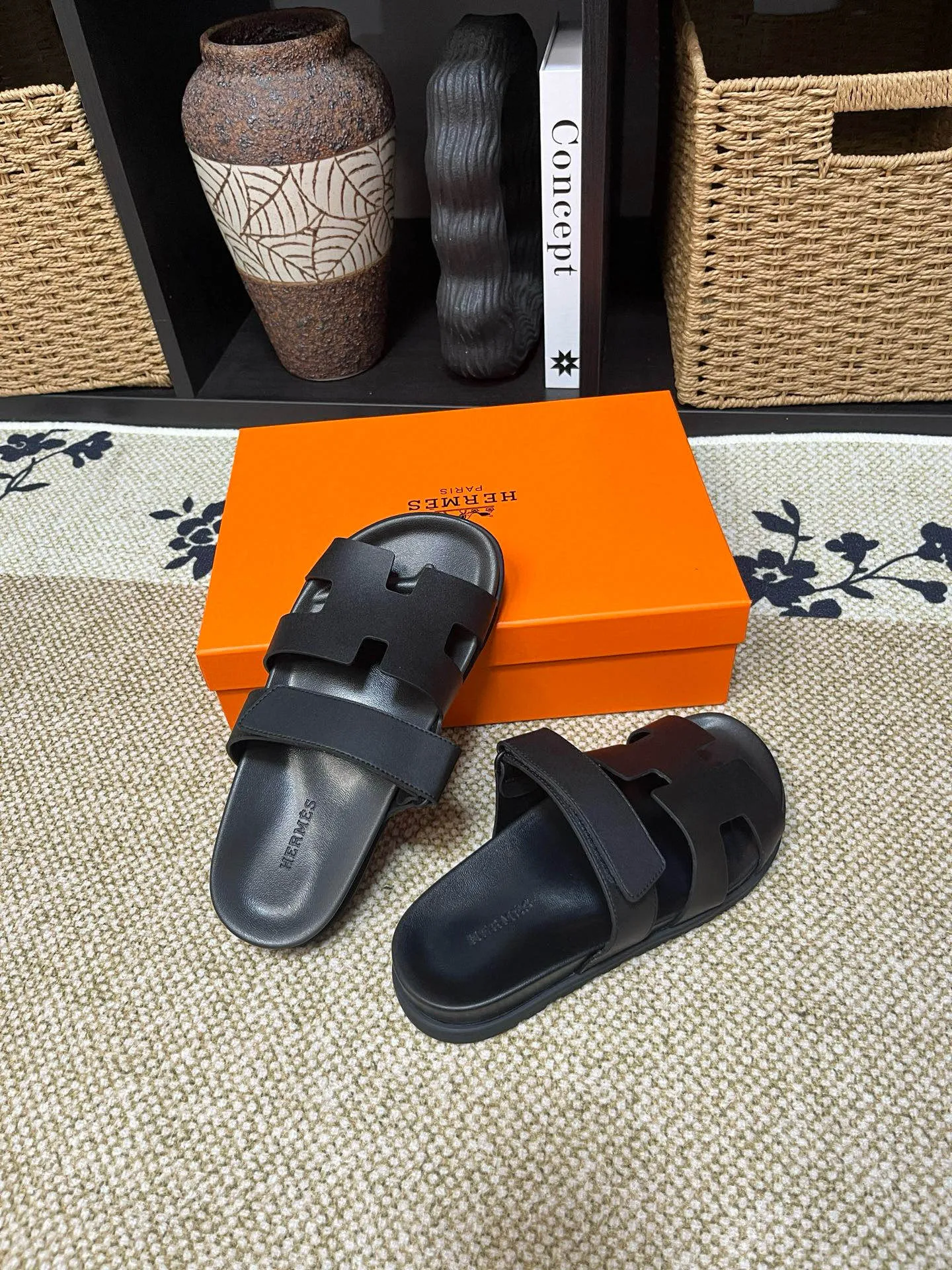 P300 Long-term stock Hermes men’s Kazimir slippers for couples - top quality woven calfskin functional sandals with intertwined uppers inspired by the “H” iconic pattern to create a casual look, perfect for summer. Imported cowhide + cowhide lining + TUP outsole Size: 35-46